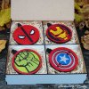 Ručně vyráběné vánoční ozdoby s motivy Marvel hrdinů – Deadpool, Iron Man, Hulk a Captain America. Ideální dárek pro fanoušky komiksů. Handmade by Mirkys