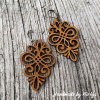 Dřevěné náušnice s ornamentálním motivem a elegantními křivkami, ideální pro milovnice přírodního stylu a jemné elegance. Handmade by Mirkys