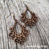 Dřevěné náušnice s kapkovým výřezem a jemným ornamentálním vzorem. Elegantní doplněk pro milovnice přírodního stylu. Handmade by Mirkys