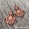 Dřevěné náušnice s ornamentálním motivem a jemnými výřezy. Stylový doplněk pro milovnice přírodního šperku. Handmade by Mirkys