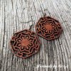 Dřevěné náušnice s geometrickým mandalovým vzorem v osmiúhelníkovém rámu. Elegantní doplněk pro milovnice přírodního stylu s precizním detailem. Handmade by Mirkys