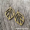 Dřevěné náušnice ve tvaru stylizovaného listu s geometrickým výřezem. Elegantní doplněk s rustikálním nádechem. Handmade by Mirkys