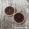 Dřevěné náušnice s kruhovým rámem a tmavým ornamentálním vzorem. Elegantní doplněk s přírodním kontrastem. Handmade by Mirkys