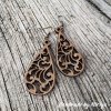 Dřevěné náušnice ve tvaru kapky s ornamentálním vzorem. Elegantní a přírodní doplněk pro milovnice jemné řezby. Handmade by Mirkys