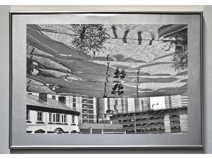 Reflexia Mesta, Kontrast Architektúry a Distorzný Horizont