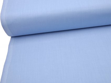 Směsové plátno Civik 130 ve světle modré barvě, šíře 150 cm, lehká a odolná tkanina vhodná pro ložní prádlo, pracovní oděvy i technické použití.