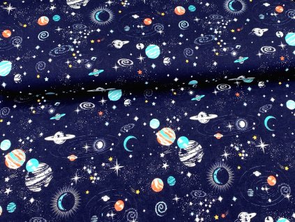 Bavlněný úplet s digitálním potiskem vesmíru na tmavě modrém podkladu, šíře 180 cm, ideální pro dětské oblečení, trička a pohodlné domácí oděvy.