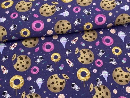 Bavlněný úplet s digitálním potiskem „sladký vesmír“, hravý motiv na světlém podkladu, šíře 180 cm, ideální pro dětské oblečení a pohodlné volnočasové oděvy.