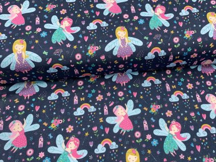 Bavlněný úplet s digitálním potiskem motivu motýlí víly, jemný a pružný materiál ideální pro dětské šaty, trička, legíny a pohodlné oblečení.