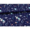 Bavlněný úplet s digitálním potiskem vesmíru na tmavě modrém podkladu, šíře 180 cm, ideální pro dětské oblečení, trička a pohodlné domácí oděvy.