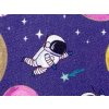 Bavlněný úplet s digitálním potiskem „sladký vesmír“, hravý motiv na světlém podkladu, šíře 180 cm, ideální pro dětské oblečení a pohodlné volnočasové oděvy.