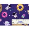 Bavlněný úplet s digitálním potiskem „sladký vesmír“, hravý motiv na světlém podkladu, šíře 180 cm, ideální pro dětské oblečení a pohodlné volnočasové oděvy.