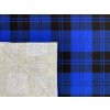 Flanel s klasickým modro-černým kostkovaným vzorem, hřejivý a příjemný na dotek, vhodný na košile, pyžama i pohodlný domácí textil.