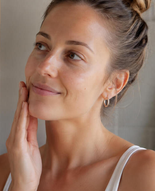 Jak poskládat skincare rutinu, která dává smysl (a nezabere ti půl dne)