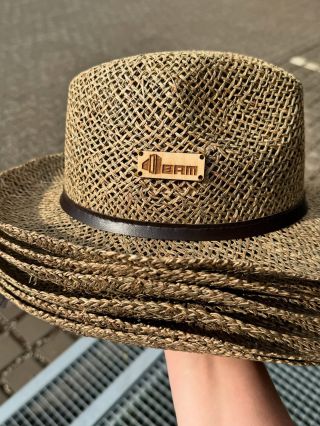 Léto už klepe na dveře a to znamená jediné – je čas vytáhnout klobouky! A co takhle posunout je o level výš? Dřevěné...