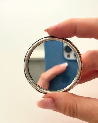 Mini zrcátko do kabelky, co padne do ruky i do oka – a hlavně si ho můžeš nechat potisknout čímkoliv: ✨ citátem, 🖼️...