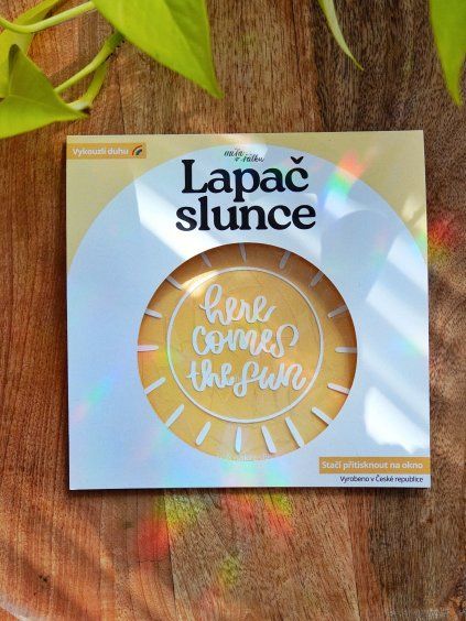 Lapač slunce na okno - Here comes the sun
