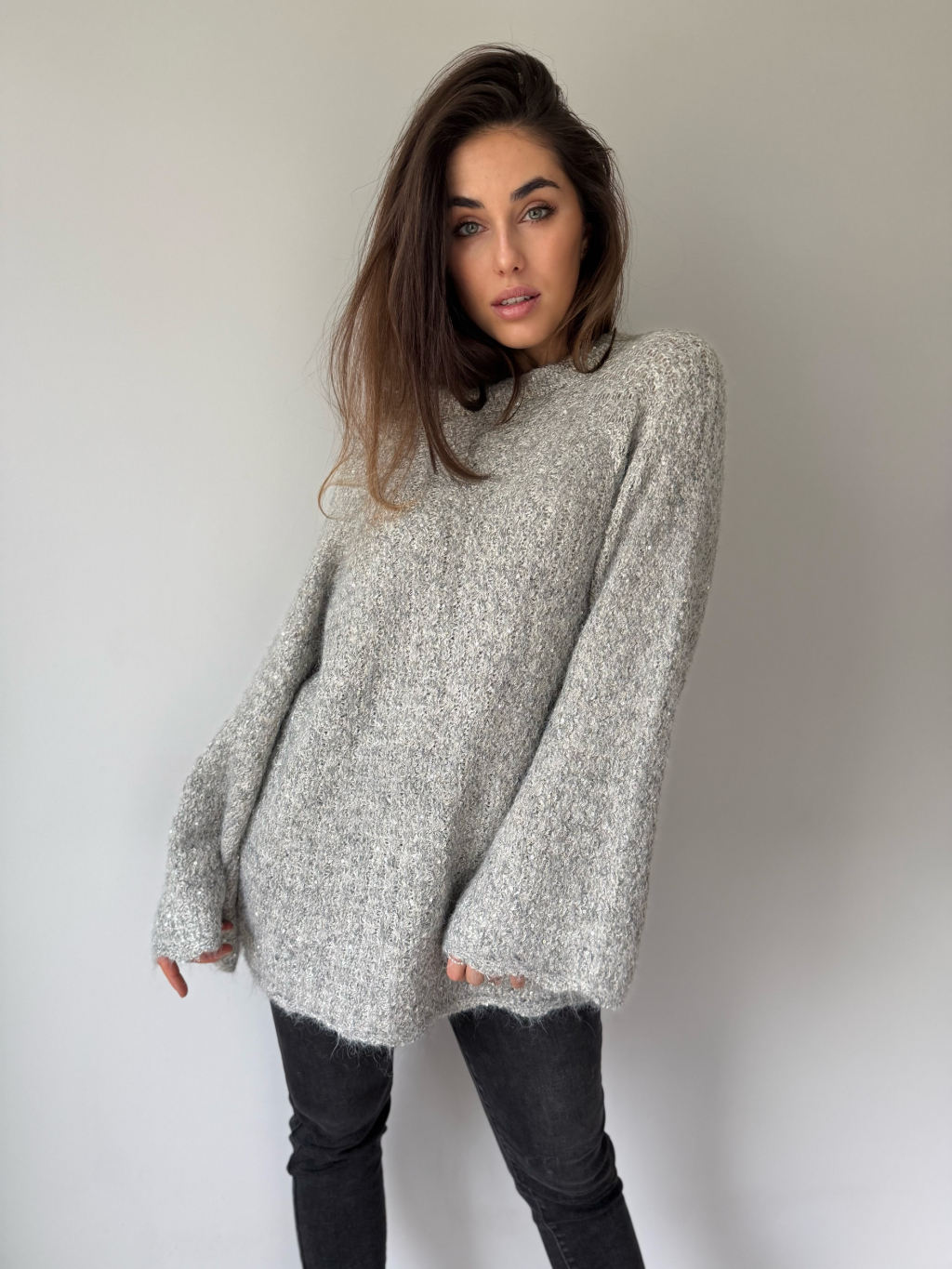 Oversize svetr s flitry šedá