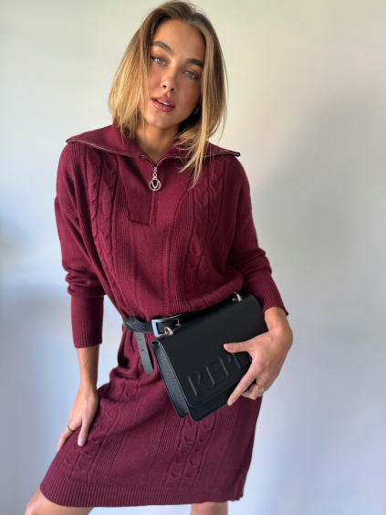 Svetrové šaty límec vínová