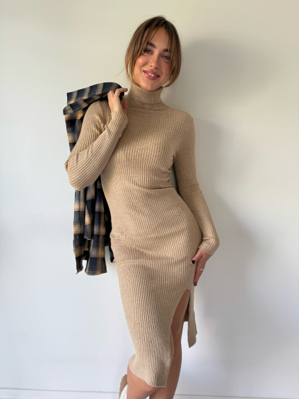 Žebrované šaty s rolákem béžová