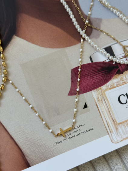 Řetízek handmade bílá s křížkem