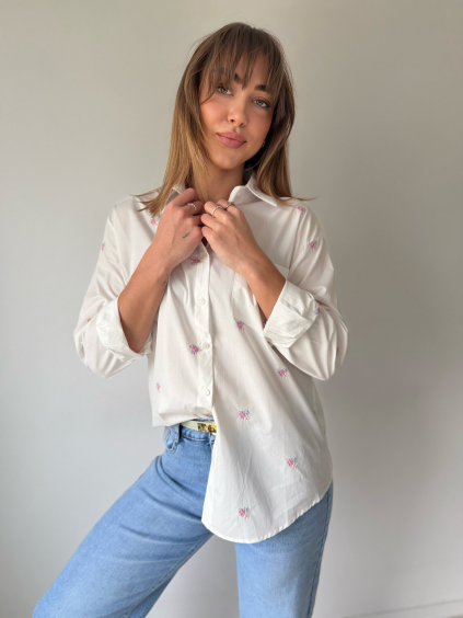 Bílá košile s růžovými květy