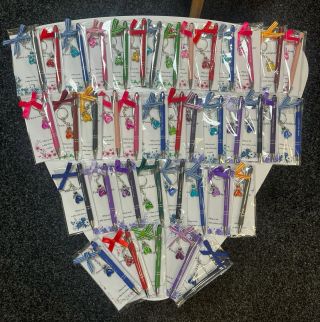 Přišly nám nádherné propisky s krásnými nápisy a roztomilým andílkem pro štěstí 👼💛 Malý dárek, který potěší a zároveň má...