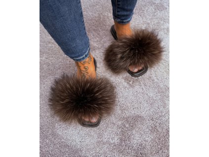 Kožušinové šľapky s čokoládovým mývalom a koženou výstielkou – nízky model