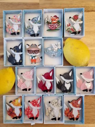 🦊✨ Včera tu byly brože pro milovnice draků… a dnes jsou na řadě lišky. Tyhle liščí brože od Wintersheart jsou plné...