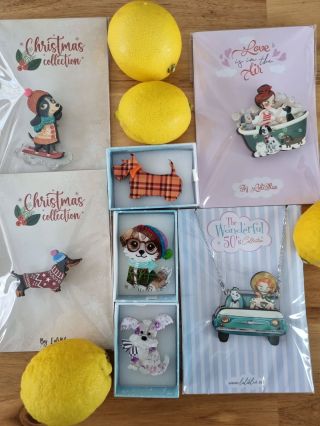 🐶✨ Pokračujeme v našem malém brožovém seriálu. Po dracích, liškách a kočičkách dnes přišli na řadu… pejsci. V naší nabídce...