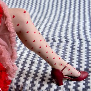 Punčochy se srdíčky na podvazkový pás ❤️ Jemné, lehké (15 DEN) a s malým detailem, který potěší. Pro chvíle, kdy si chcete...