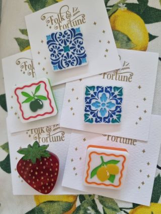 Tyhle malé brože od Folk and Fortune jsou přesně ten malý detail, který mě bavi ❤️ Kachličky, jahoda nebo mušle -...