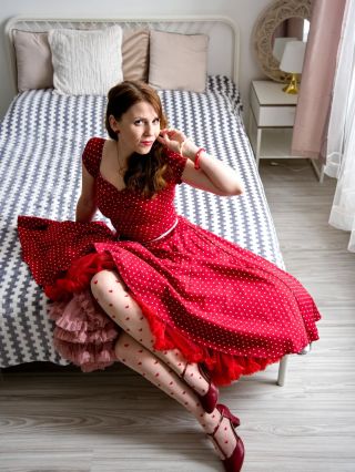 Stačí jeden detail… a celý outfit ožije ✨ Spodnička je to malé tajemství retro stylu – dodá sukni objem, pohyb a ten...