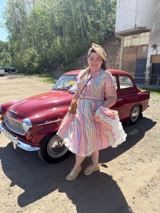 Dneska pro vás mám pořádnou dávku inspirace a barevné energie. Takhle úžasně vypadá naše zákaznice v šatech Bella Stripe...