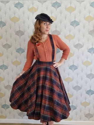 Pátráte po dokonale padnoucí sukni, která dodá vašim podzimním dnům ten správný retro nádech? 🍂✨ 🍁 Sukně Sophie od značky...