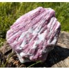 Rubelit - přírodní surový růžový turmalín v mateční hornině