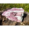 Rubelit - přírodní surový růžový turmalín v mateční hornině