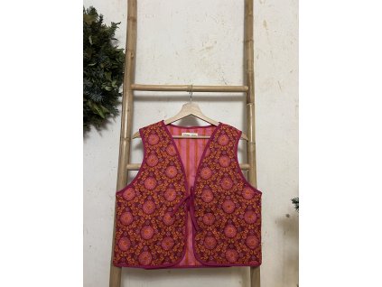 Vzorovaná bordó vesta