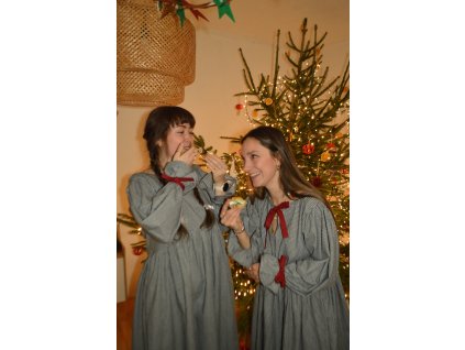 Černobílé kostkované šaty s mašlemi