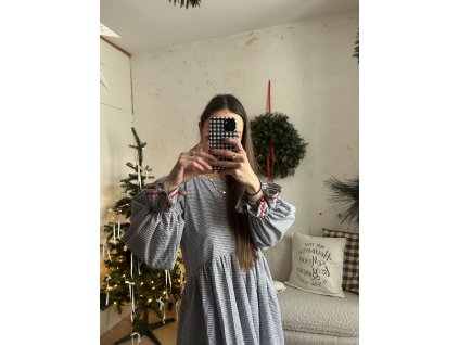 Kostkované šaty s vlnitém lemováním