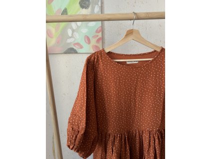 Cihlové puntíkaté šaty