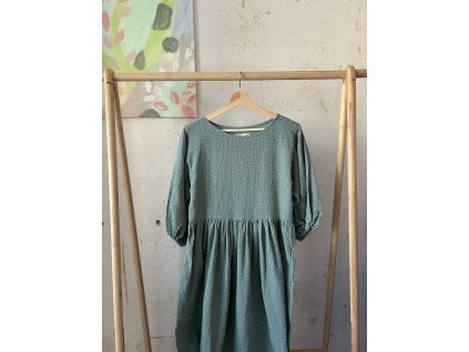 Zelenkavé puntíkaté šaty z mušelínu