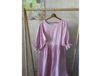 Růžové proužkové šaty s volánkovým rukávem
