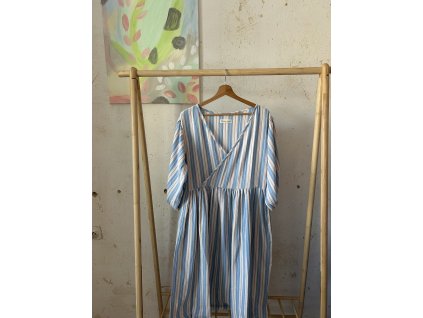 Modré křížené šaty z mušelínu