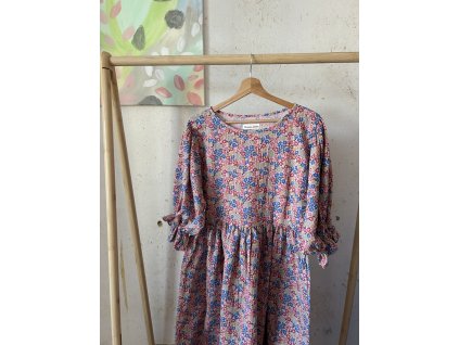 Květinové šaty s modrými květy