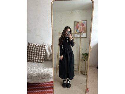 Černé upnuté šaty z úpletu