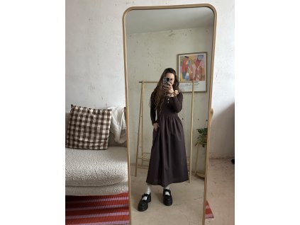 Hnědé upnuté šaty z úpletu