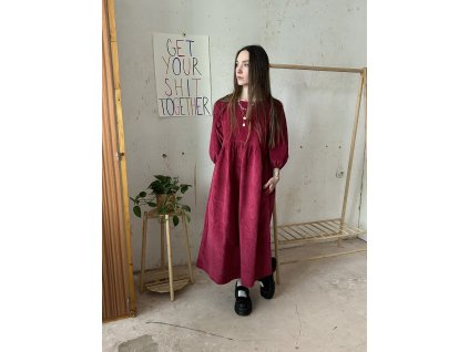 Malinové manšestrové šaty