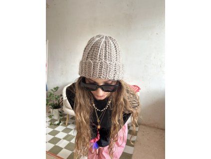 Béžová vlněná čepice