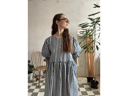 Modré proužkované šaty z krepu